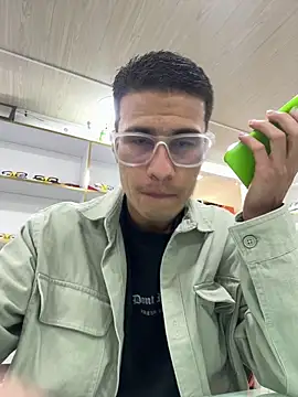 Snapshot of Latin_Paisa_Boy chatting on 02-11-26, 03:17 Latin Paisa Boy online show from 02-11-26, 03:17