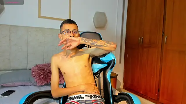 Snapshot of asher_lux chatting on 01-06-26, 01:48 asher lux online show from 01-06-26, 01:48