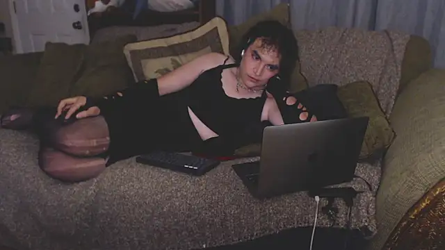 Snapshot of glowiislvt chatting on 01-06-26, 12:20 glowiislvt online show from 01-06-26, 12:20