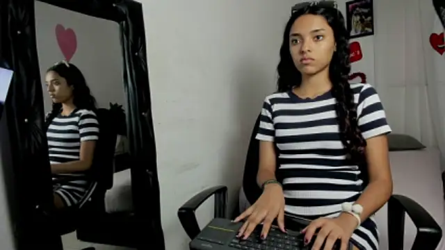 Snapshot of hazel_slim chatting on 02-24-26, 03:43 hazel slim online show from 02-24-26, 03:43