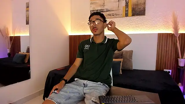 Snapshot of Julian_Dark_ chatting on 02-06-26, 10:57 Julian Dark online show from 02-06-26, 10:57