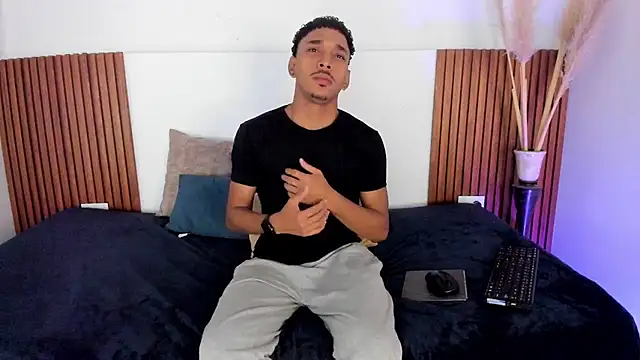 Snapshot of Julian_Dark_ chatting on 02-10-26, 04:16 Julian Dark online show from 02-10-26, 04:16