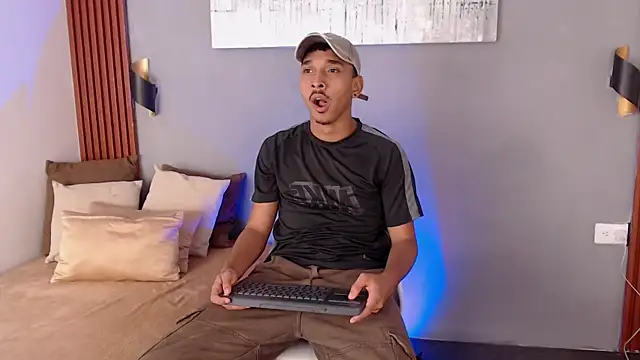 Snapshot of Julian_Dark_ chatting on 03-03-26, 04:07 Julian Dark online show from 03-03-26, 04:07