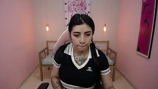 Snapshot of Adri_gomez_x chatting on 02-27-26, 01:22 Adri gomez x online show from 02-27-26, 01:22