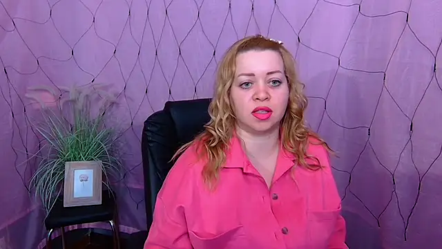 Snapshot of OliviaVerr chatting on 02-08-26, 01:14 OliviaVerr online show from 02-08-26, 01:14