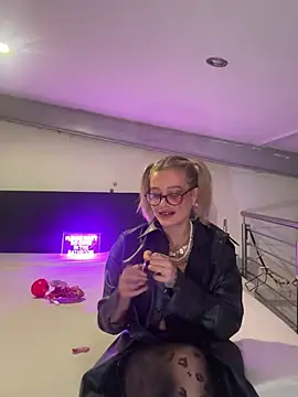 Snapshot of Zungenlolly_quinn chatting on 01-09-26, 07:15 Zungenlolly quinn online show from 01-09-26, 07:15