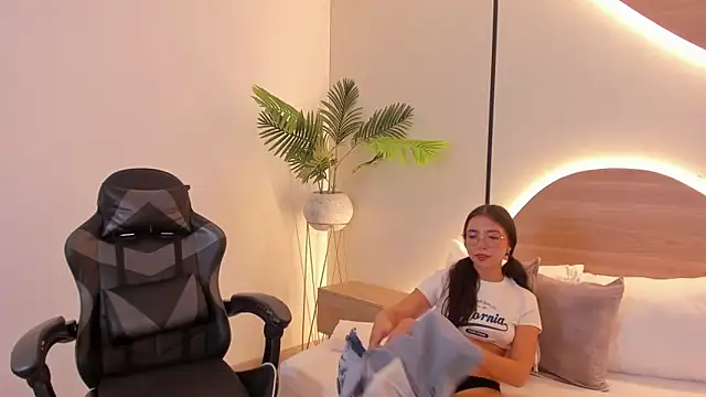 Snapshot of cataleya_castle chatting on 02-20-26, 04:51 cataleya castle online show from 02-20-26, 04:51