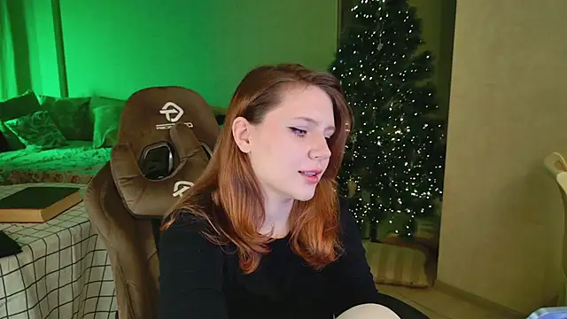 Snapshot of YouHoldMe chatting on 02-15-26, 05:31 YouHoldMe online show from 02-15-26, 05:31