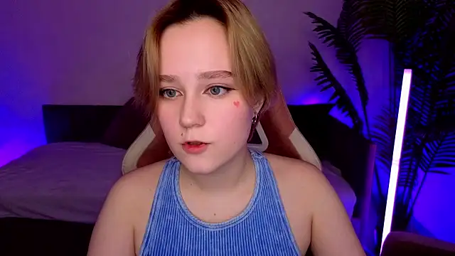 Snapshot of Ellie_Heavenly chatting on 02-12-26, 08:20 Ellie Heavenly online show from 02-12-26, 08:20