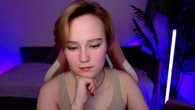 Snapshot of Ellie_Heavenly chatting on 02-13-26, 08:43 Ellie Heavenly online show from 02-13-26, 08:43