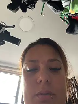 Snapshot of Pretty__Milf chatting on 03-22-26, 10:24 Pretty Milf online show from 03-22-26, 10:24