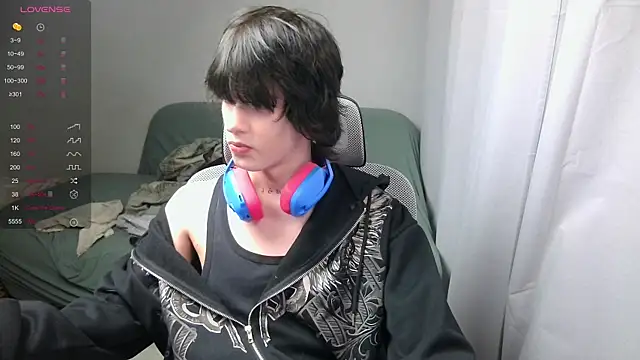 Snapshot of LeonBoykisser chatting on 02-26-26, 08:35 LeonBoykisser online show from 02-26-26, 08:35