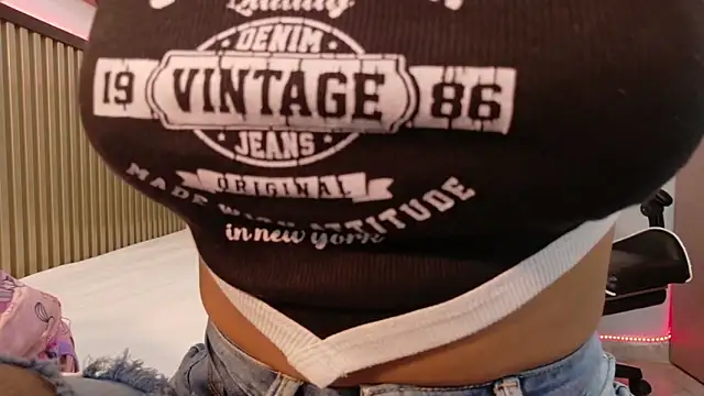 Snapshot of Scarlet_Vixen_ chatting on 02-10-26, 12:20 Scarlet Vixen online show from 02-10-26, 12:20