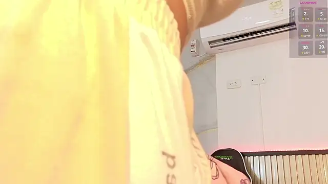 Snapshot of Scarlet_Vixen_ chatting on 02-18-26, 12:01 Scarlet Vixen online show from 02-18-26, 12:01