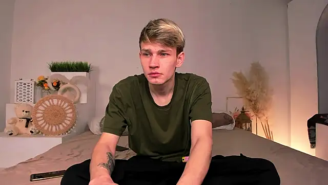 Snapshot of Volan_Starts chatting on 02-15-26, 04:09 Volan Starts online show from 02-15-26, 04:09