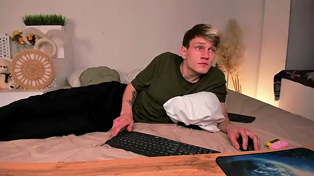 Snapshot of Volan_Starts chatting on 02-15-26, 07:51 Volan Starts online show from 02-15-26, 07:51