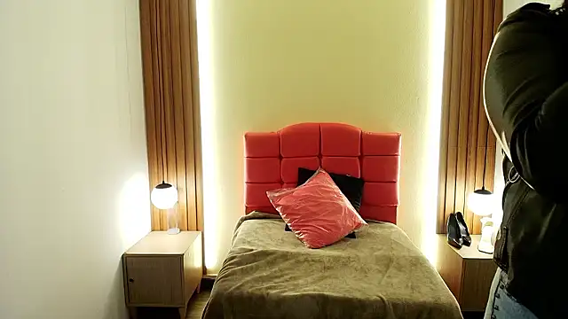 Snapshot of IvonneRoss_ chatting on 02-12-26, 12:00 IvonneRoss online show from 02-12-26, 12:00