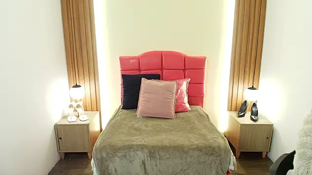 Snapshot of IvonneRoss_ chatting on 02-24-26, 12:14 IvonneRoss online show from 02-24-26, 12:14