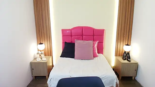 Snapshot of IvonneRoss_ chatting on 02-25-26, 12:15 IvonneRoss online show from 02-25-26, 12:15