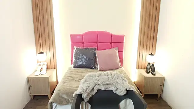 Snapshot of IvonneRoss_ chatting on 02-26-26, 12:15 IvonneRoss online show from 02-26-26, 12:15