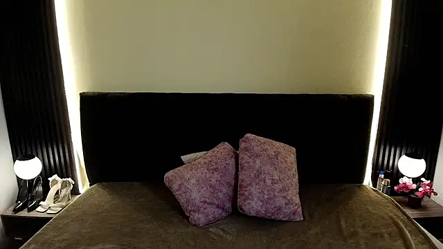 Snapshot of IvonneRoss_ chatting on 03-13-26, 12:12 IvonneRoss online show from 03-13-26, 12:12