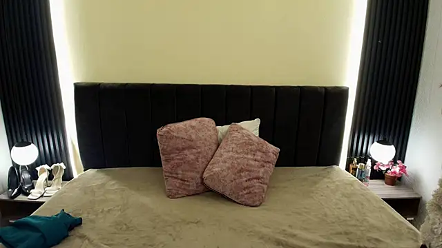 Snapshot of IvonneRoss_ chatting on 03-19-26, 12:20 IvonneRoss online show from 03-19-26, 12:20