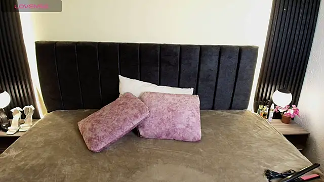 Snapshot of IvonneRoss_ chatting on 03-21-26, 12:10 IvonneRoss online show from 03-21-26, 12:10