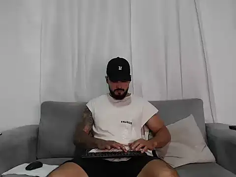 Snapshot of Handsomen69 chatting on 03-05-26, 02:07 Handsomen69 online show from 03-05-26, 02:07