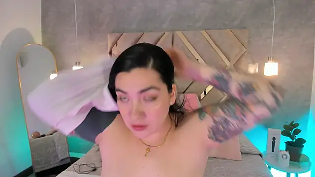 Snapshot of KathiaJenner chatting on 02-17-26, 12:12 KathiaJenner online show from 02-17-26, 12:12