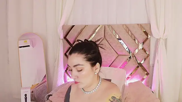 Snapshot of KathiaJenner chatting on 04-14-26, 11:27 KathiaJenner online show from 04-14-26, 11:27