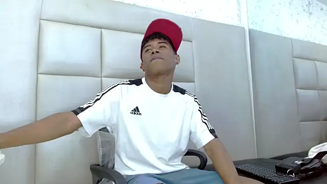 Snapshot of TonnyMarck chatting on 02-24-26, 03:15 TonnyMarck online show from 02-24-26, 03:15