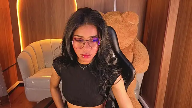 Snapshot of Alina_b_ chatting on 02-14-26, 12:46 Alina b online show from 02-14-26, 12:46