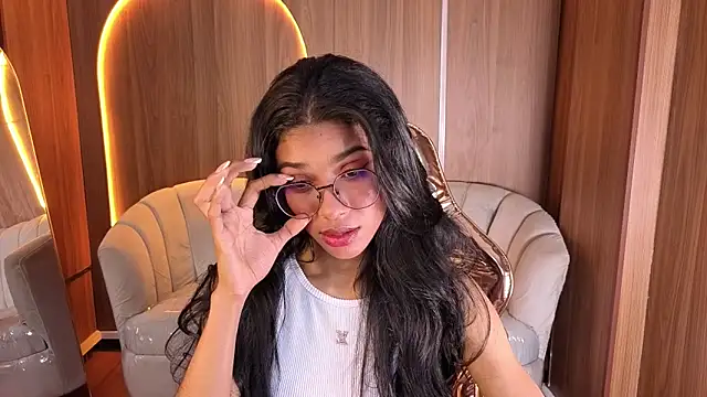 Snapshot of Alina_b_ chatting on 02-20-26, 08:20 Alina b online show from 02-20-26, 08:20