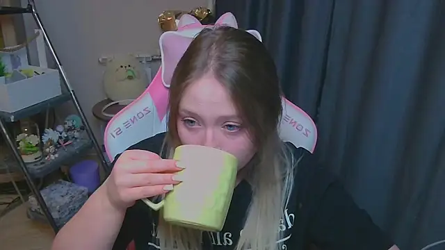 Emiliaaah online show from 02-04-26, 05:08