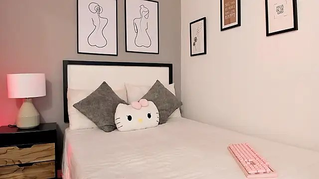 Snapshot of QueenRose___ chatting on 02-04-26, 12:33 QueenRose online show from 02-04-26, 12:33