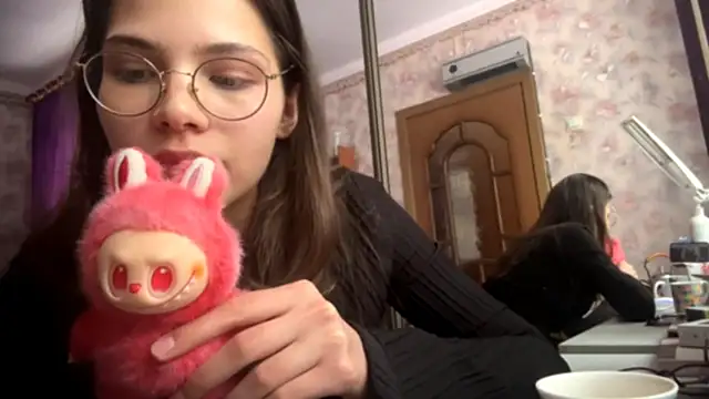 Snapshot of EdythRozier chatting on 02-12-26, 12:11 EdythRozier online show from 02-12-26, 12:11