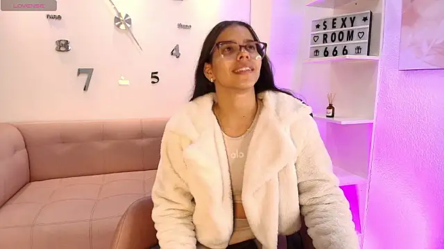 Snapshot of Luna_Millers chatting on 02-11-26, 03:33 Luna Millers online show from 02-11-26, 03:33