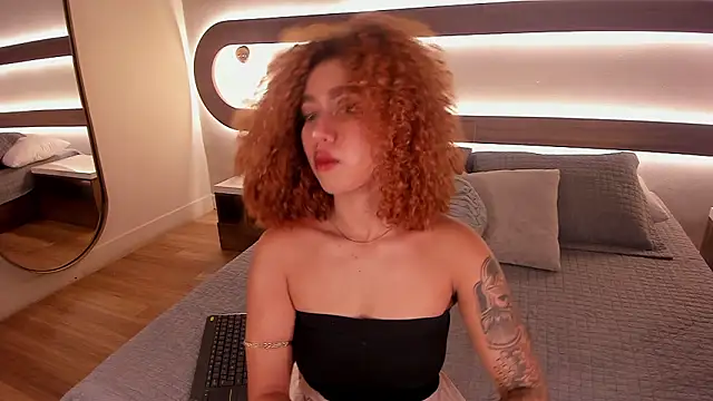 Snapshot of Sienna_brunette chatting on 02-10-26, 12:20 Sienna brunette online show from 02-10-26, 12:20