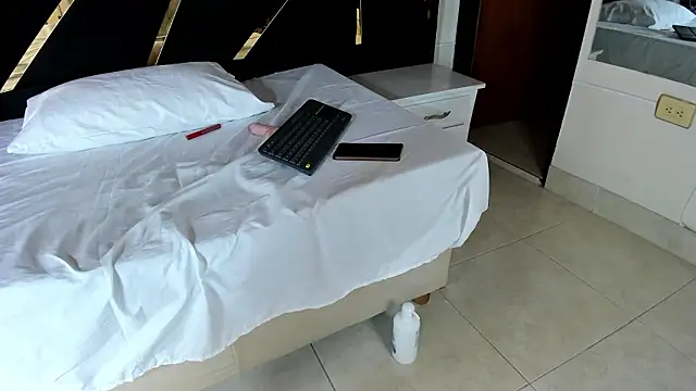 AngieLafourcade online show from 02-08-26, 02:42