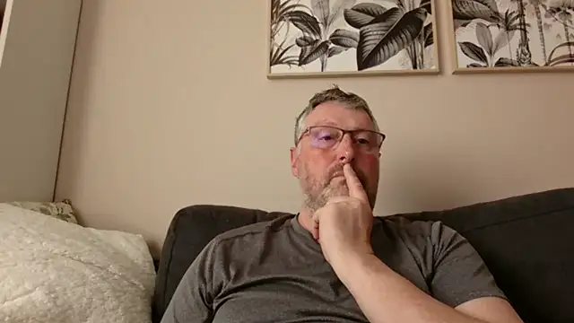 doudou310 online show from 04-11-26, 07:45