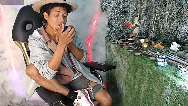 Snapshot of Walkers05 chatting on 03-15-26, 02:28 Walkers05 online show from 03-15-26, 02:28