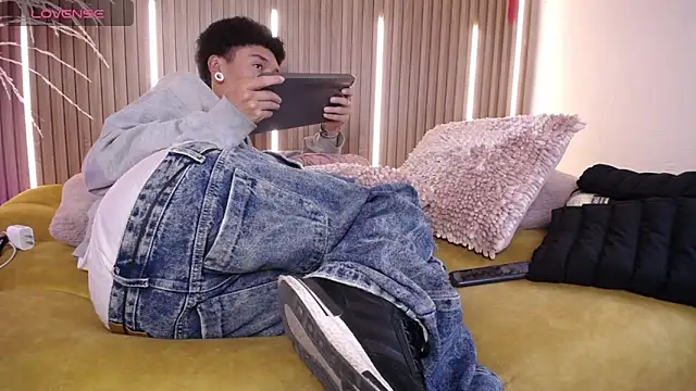 Snapshot of David_Banks_ chatting on 03-18-26, 12:52 David Banks online show from 03-18-26, 12:52