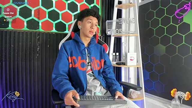 Snapshot of David_Banks_ chatting on 04-06-26, 12:28 David Banks online show from 04-06-26, 12:28