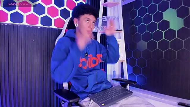 Snapshot of David_Banks_ chatting on 04-08-26, 12:38 David Banks online show from 04-08-26, 12:38