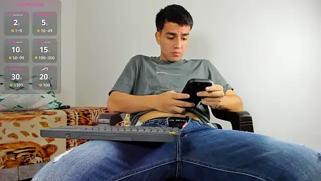 Snapshot of david_hot08 chatting on 02-25-26, 03:27 david hot08 online show from 02-25-26, 03:27