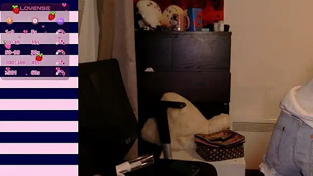 Snapshot of bloggirllaurel chatting on 02-23-26, 01:36 bloggirllaurel online show from 02-23-26, 01:36