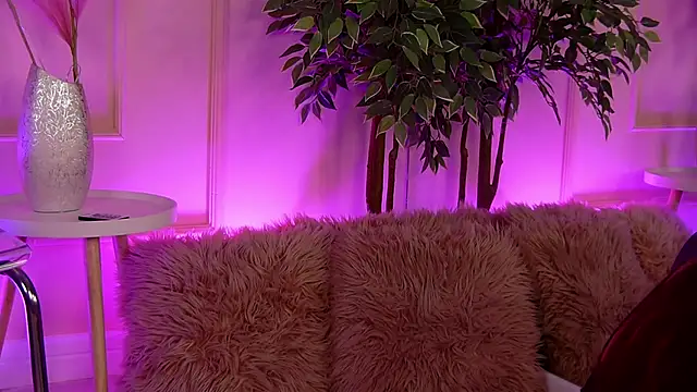 Snapshot of CrystalRedd chatting on 02-21-26, 06:03 CrystalRedd online show from 02-21-26, 06:03