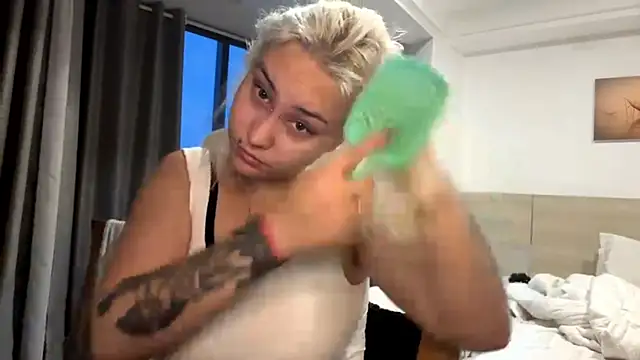 LuxureMia online show from 02-12-26, 11:05