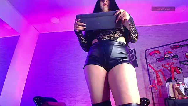 Snapshot of MadameDaphnee chatting on 02-04-26, 11:05 MadameDaphnee online show from 02-04-26, 11:05