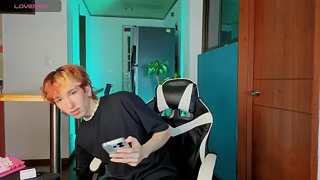 Snapshot of golden_twink_ chatting on 02-11-26, 06:29 golden twink online show from 02-11-26, 06:29